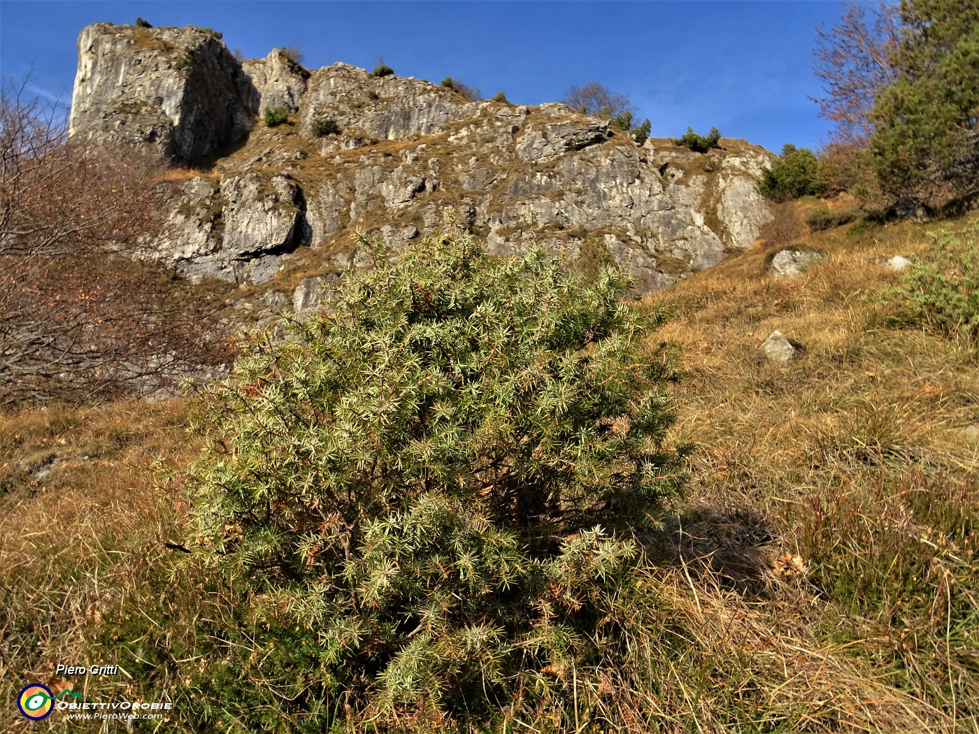 40 Dopo breve facile salita vista sul roccioso versante  sud-ovest del Corno Zuccone .JPG